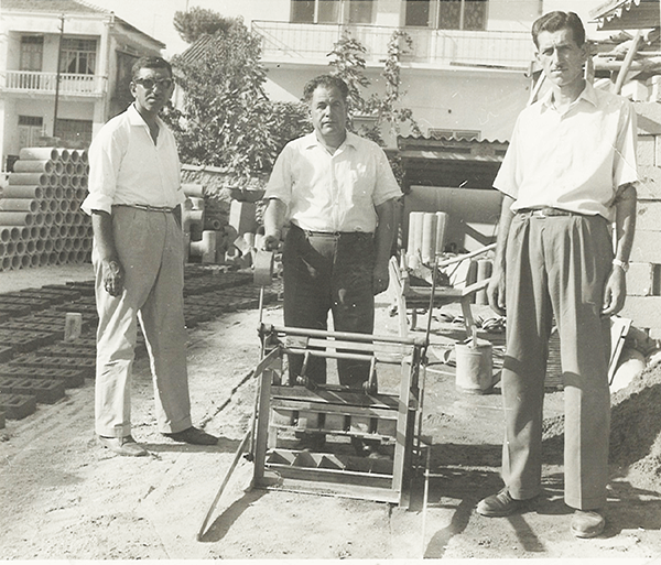 1953 - MECHANISCHE BETONSTEINMASCHINE FÜR DIE HERSTELLUNG VON ZIEGELSTEINEN