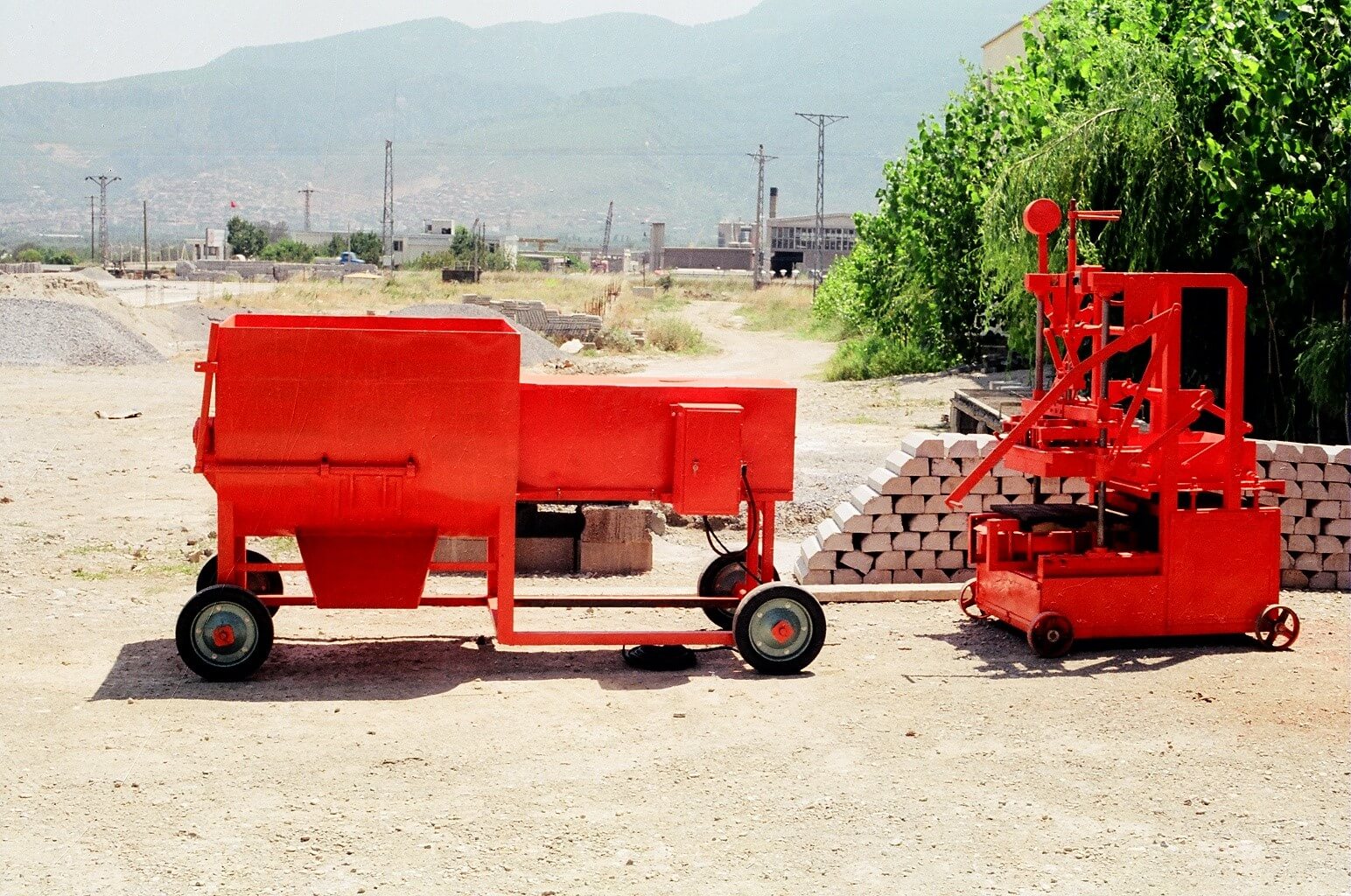 1980 - BETONSTEINMASCHINE MIT EINEM INVERTIERTEN FORMING-SYSTEM 250 l EINWELLEN BETONMISCHER